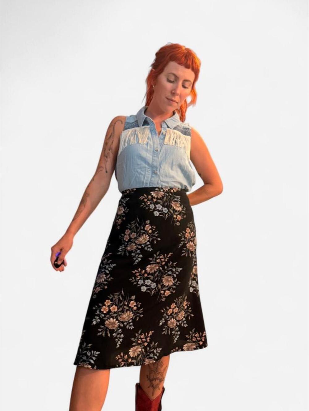 Beautiful vintage floral midi skirt.